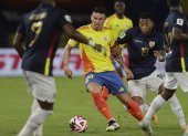 James Rodríguez (i) de Colombia disputa un balón con Gonzalo Plata (d) de Ecuador este martes.
