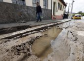 Problema. Este es el escenario que se evidencia en el sector de Chimbacalle, la fuerza del agua ha destruido parte de la calle Villonaco. Vecinos deben esquivar el lodo