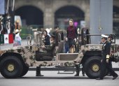La presidenta Claudia Sheinbaum durante un desfile militar que conmemora el 114 aniversario de la Revolución Mexicana en la plaza Zócalo de la Ciudad de México.