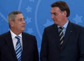 Fotografía de archivo del 18 de febrero de 2020 del expresidente de Brasil Jair Bolsonaro (d) y el exministro de la Presidencia y de Defensa Walter Braga Netto, durante un evento en Brasilia (Brasil).