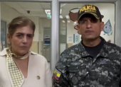 Acto. La Ministra del Interior, Mónica Palencia y el comandante de la Policía Nacional, Víctor Zárate visitaron a uniformados que fueron llevados a una casa de salud.