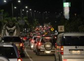 El tránsito vehicular se torna pesado en las noches, de lunes a viernes, en la vía principal de la urbanización La Joya, en la parroquia La Aurora.