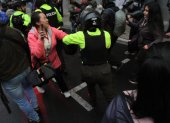 La funcionaria fue captada durante las protestas en Quito, el 21 de noviembre de 2024.