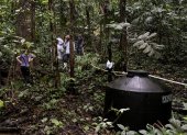 Trabajadores del Instituto Interamericano de Cooperación para la Agricultura (IICA) supervisan uno de los tanques de recolección de agua en la montaña en la comunidad de Nairi Awari en Limón, Costa Rica.
