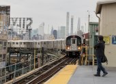Una persona espera el tren de la línea 7, el 14 de noviembre de 2024, en Nueva York (Estados Unidos). EFE/ Ángel Colmenares