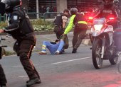 Movilización. Elementos de la Policía detienen y arrastran en la calle a uno de los manifestantes en Quito.