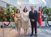 La embajadora Basak Yalçin,  junto al nuevo cónsul general honorario, Álvaro Dassum, y su esposa, Ivonne Adum de Dassum.