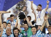 Jugadores de Racing celebran con el trofeo de la Copa Sudamericana tras vencer Cruzeiro este sábado, en el estadio General Pablo Rojas en Asunción (Paraguay)