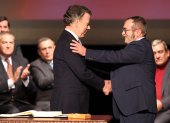 AME525. BOGOTÁ (COLOMBIA), 24/11/2024.- Fotografía de archivo del 24 de noviembre del 2016 que muestra al entonces presidente de Colombia, Juan Manuel Santos (i), y el jefe máximo de las FARC, Rodrigo Londoño Echeverry, mientras se felicitan luego de firmar el acuerdo de paz en el Teatro Colón, para terminar 52 años de conflicto armado interno, en Bogotá (Colombia). El expresidente colombiano Juan Manuel Santos (2010-2018) afirmó que el acuerdo de paz con las FARC, de cuya firma se cumplen este domingo ocho años, sigue vivo por el compromiso de las víctimas, de la sociedad y de la comunidad internacional. EFE/ Mauricio Dueñas Castañeda ARCHIVO