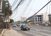 Los cables cuelgan en el kilómetro 2.5 de la avenida Carlos Julio Arosemena