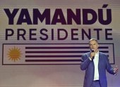 El presidente electo de Uruguay, Yamandu Orsi, de la coalición Frente Amplio, pronuncia su discurso de victoria después de la segunda vuelta presidencial en Montevideo el 24 de noviembre de 2024.