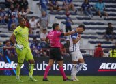 El juez Gabriel González (c) fue criticado por la plantilla del Imbabura y Emelec por sus polémicas decisiones.