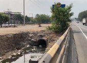 Así permanece el canal de aguas lluvias que colinda con la avenida, de un lado; y del otro con la ciudadela Puertas del Sol.