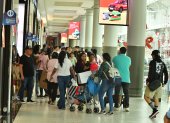Comercio. Personas haciendo compras el pasado domingo 24 de noviembre.
