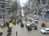 Los partidarios de Hizbulá ondean la bandera amarilla mientras desfilan en motocicletas, mientras la gente regresa para revisar sus hogares en los suburbios del sur de Beirut.