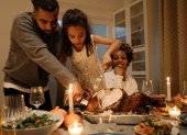 Referencial. Familia celebrando el Día de Acción de Gracias.