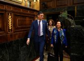 El presidente del Gobierno español, Pedro Sánchez, flanqueado por la ministra de Defensa de España, Margarita Robles y la ministra de Presupuesto de España, María Jesús Montero, llega a la cámara baja española.