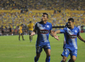 Ángel Mena (i) festeja uno de sus goles en el estadio Monumental con la camiseta de Emelec