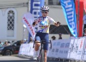 El festejo de Nahomi Játiva tras ganar la última etapa de la Vuelta al Ecuador y coronarse campeona prejuvenil.