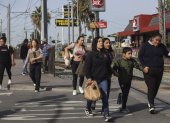 Varios compradores regresan a la frontera entre Estados Unidos y México con sus adquisiciones en San Ysidro, California, el 26 de noviembre de 2024.