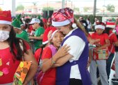 Las voluntarias de la Fundación Logos realizan un agasajo por Navidad
