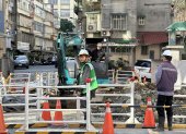 Un grupo de operarios trabaja en la reconstrucción de calzadas y vías públicas en el distrito de Wenshan, Taipéi (Taiwán).