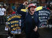 Una mujer opositora grita consignas durante una marcha para conmemorar el Día Internacional de la Eliminación de la Violencia contra la Mujer en Caracas el 25 de noviembre de 2024.