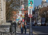 Carteles que representan a los candidatos de los partidos políticos en Dublín el 25 de noviembre de 2024, antes de las elecciones generales de Irlanda del viernes.