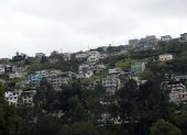 Población. Guamaní, Quitumbe y El Condado son las únicas parroquias urbanas que tienen más de 100.000 habitantes. Juntas representan alrededor del 18 % de la población.