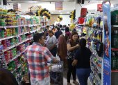 Supermercado. Los clientes compran productos de limpieza.