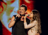 Luz Pinos junto a Carlos Vives en el concierto en Samborondón.