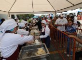 Ciudadanos acudieron hasta una plaza comercial en La Aurora para degustar del encebollado, la mañana de este sábado 30 de noviembre.