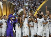Jugadores de Botafogo celebran con el trofeo, al ganar la Copa Libertadores ante Atlético Mineiro, en el estadio Más Monumental en Buenos Aires, Argentina