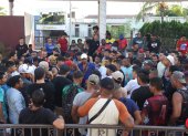 Migrantes se reúnen este domingo 1 de diciembre en una de las principales plazas en la ciudad de Tapachula, en el estado de Chiapas (México).