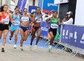 Rosalba Chacha (segunda desde la izquierda) durante la prueba de media maratón, relevos mixtos.