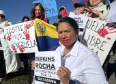 El Comercio de Colorado de manifestantes sosteniendo carteles durante una protesta convocada por la líder opositora María Corina Machado para pedir por la libertado de los que consideran "presos políticos", este pasado domingo, en Colorado (Estados Unidos).