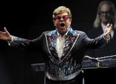 Elton John tiene 77 años.