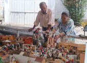 Reinaldo Criollo y Gloria Vivar elaboran el nacimiento gigante desde hace más de 50 años.