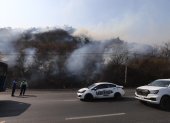 Las autoridades han intensificado esfuerzos para sofocar las llamas, pero hasta la noche de este lunes no han logrado contener el incendio por completo.