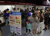 En las boleterías de las paradas del Metro suele haber una sola persona para atender a decenas de pasajeros. Se generan largas filas.