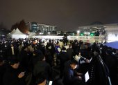 La puerta principal de la Asamblea Nacional en Seúl está abarrotada de gente mientras la policía bloquea la entrada tras la declaración de ley marcial del presidente Yoon Suk Yeol en Seúl, Corea del Sur, el 3 de diciembre de 2024.