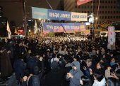 Las personas se reúnen frente a la Asamblea Nacional en Seúl, Corea del Sur, en las primeras horas del 04 de diciembre de 2024.