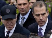 El presidente de Estados Unidos, Joe Biden (izq.) y su hijo Hunter Biden (der.) asisten a la Marcha de los Huevos de Pascua de 2024 en el Jardín Sur de la Casa Blanca en Washington.