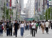 Decenas de jóvenes pasean por la calle principal de Ginza, el distrito comercial de Tokio, el 29 de abril de 2024.