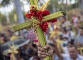 Una persona sostiene una cruz de palma en Managua (Nicaragua).