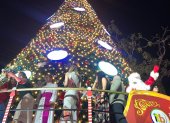 El árbol navideño del Malecón 2000 se encendió pasadas las 19:00 de este martes 3 de diciembre.