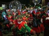 Niños participan este lunes en un desfile navideño en La Paz (Bolivia).