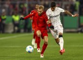 Konrad Laimer del Munich y Piero Hincapie del Leverkusen en la Copa Alemana.