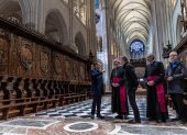 Autoridades religiosas en el coro de Notre Dame junto al presidente francés, Emmanuel Macron.