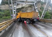 La volqueta quedó atravesada sobre el antiguo puente del río Chiche, tras el accidente.